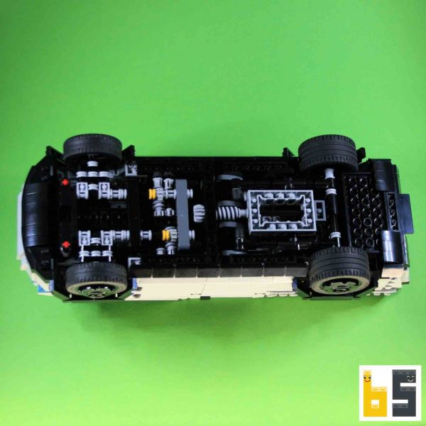 Verschiedene Ansichten des Tesla Cybertruck - Bausatz aus LEGO®-Steinen, kreiert von Peter Blackert. Hier: Vollversion des Fahrwerks mit Höhenverstellung