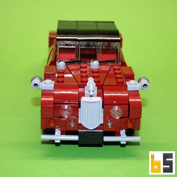Verschiedene Ansichten des rot-schwarzen Jaguar Mk II als LEGO®-Eigenkreation (MOC) von The Brickworms