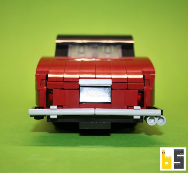 Verschiedene Ansichten des rot-schwarzen Jaguar Mk II als LEGO®-Eigenkreation (MOC) von The Brickworms