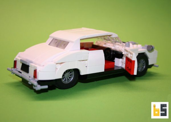 Verschiedene Ansichten des weißen Jaguar Mk II als LEGO®-Eigenkreation (MOC) von The Brickworms