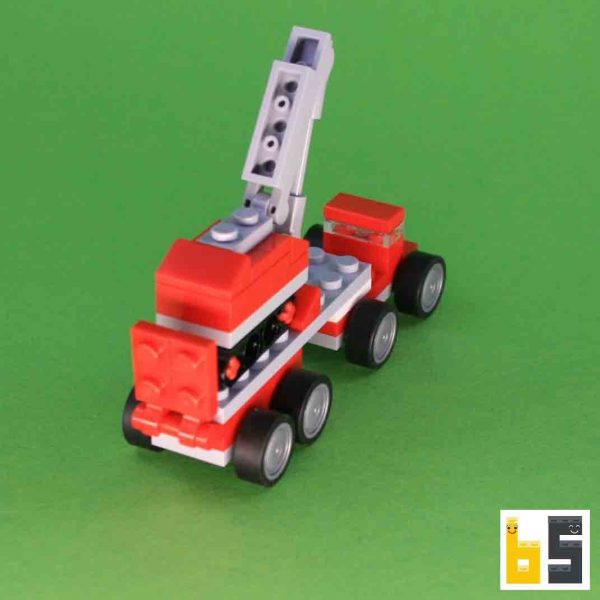 Verschiedene Ansichten des Micro Sattelschleppers mit Raupenkran als LEGO®-Eigenkreation (MOC) von The Brickworms