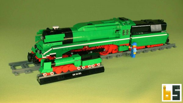 Verschiedene Ansichten der Dampflok 18 201 der DR - Bausatz aus LEGO®-Steinen, kreiert von Ralf J. Klumb