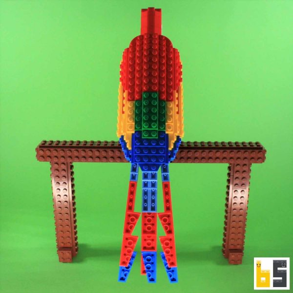 Verschiedene Ansichten des Modells Hellroter Ara, eine LEGO®-Kreation des Designers Thomas Poulsom