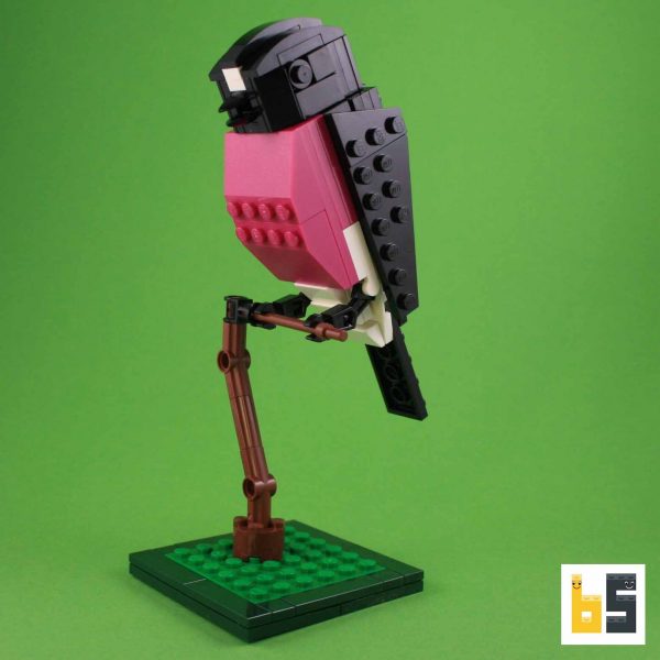Verschiedene Ansichten des Modells Rosenbrust-Schnäpper, eine LEGO®-Kreation des Designers Thomas Poulsom