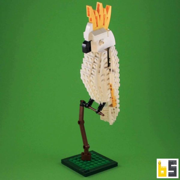 Verschiedene Ansichten des Modells Gelbhaubenkakadu, eine LEGO®-Kreation des Designers Thomas Poulsom