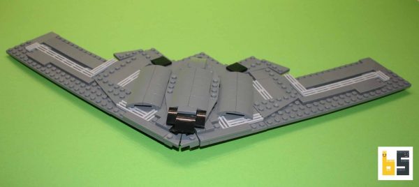 Verschiedene Ansichten der Northrop Grumman B2 Spirit – Bausatz aus LEGO®-Steinen, kreiert von Peter Blackert.